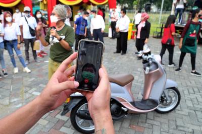 Gerakan 1 Juta Mobil Bebas Virus yang dihelat oleh Dokter Mobil Surabaya di pelataran Pakuwon City Surabaya, Jawa Timur, Senin (31/5/2021).