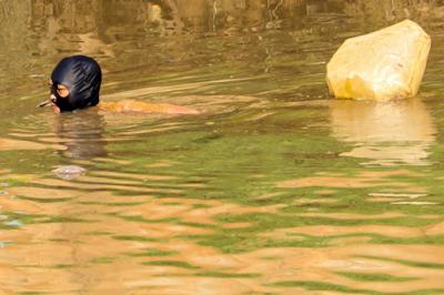 Warga mencari cacing sutra untuk pakan ikan cupang di Banjir Kanal Barat, Jakarta Barat, Selasa (1/6/2021).