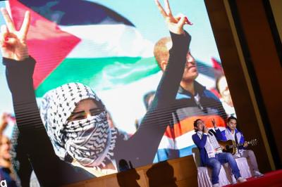 Pasha dan Enda Ungu mnyanyikan lagu bertajuk Pasti Ada Harapan dalam acara Penggalangan Dana Kemanusiaan untuk Palestina di Gedung DPR, Selasa (1/6/2021).