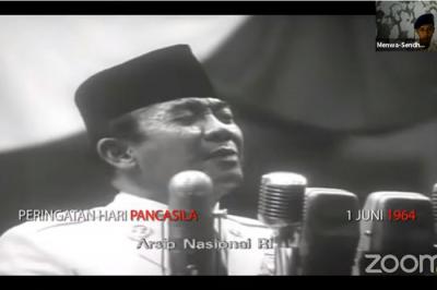 Peserta mengikuti Upacara Peringatan Hari Lahir Pancasila secara Virtual yang dihelat oleh Universitas 17 Agustus 1945 Surabaya, Selasa (1/6/2021).