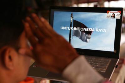 Peserta mengikuti Upacara Peringatan Hari Lahir Pancasila secara Virtual yang dihelat oleh Universitas 17 Agustus 1945 Surabaya, Selasa (1/6/2021).