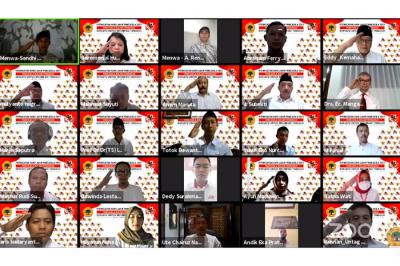 Peserta mengikuti Upacara Peringatan Hari Lahir Pancasila secara Virtual yang dihelat oleh Universitas 17 Agustus 1945 Surabaya, Selasa (1/6/2021).