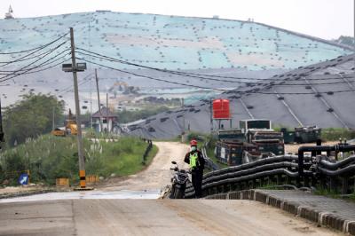 Petugas berjaga untuk mengawasi proses pengolahan limbah bahan beracun dan berbahaya (B3) di lokasi eco-landfill di Nambo, Kabupaten Bogor, Senin (31/5/2021).