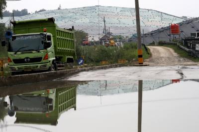 Petugas berjaga untuk mengawasi proses pengolahan limbah bahan beracun dan berbahaya (B3) di lokasi eco-landfill di Nambo, Kabupaten Bogor, Senin (31/5/2021).