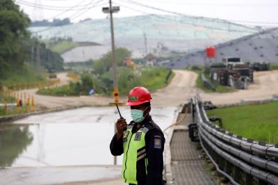 Petugas berjaga untuk mengawasi proses pengolahan limbah bahan beracun dan berbahaya (B3) di lokasi eco-landfill di Nambo, Kabupaten Bogor, Senin (31/5/2021).