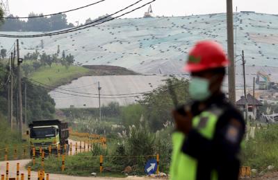Petugas berjaga untuk mengawasi proses pengolahan limbah bahan beracun dan berbahaya (B3) di lokasi eco-landfill di Nambo, Kabupaten Bogor, Senin (31/5/2021).
