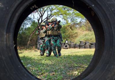 Prajurit Batalyon Intai Amfibi 2 Marinir menunjukkan kemampuan menembak Marksmanship saat latihan di Situbondo, Jawa Timur, Selasa (1/6/2021).