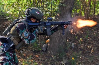 Prajurit Batalyon Intai Amfibi 2 Marinir menunjukkan kemampuan menembak Marksmanship saat latihan di Situbondo, Jawa Timur, Selasa (1/6/2021).
