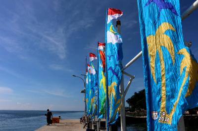 Unit Kerja Teknis 2 Kepulauan Seribu memasang Umbul-umbul serta bendera merah putih disepanjang dermaga dan jalan protokol Pulau Pramuka, Selasa (1/6/2021).