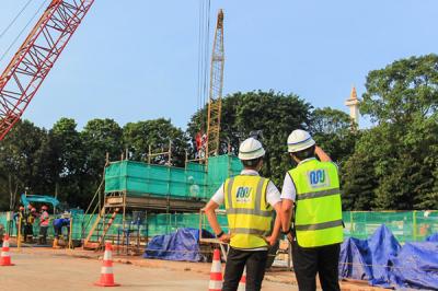 Pekerja menyelesaikan proyek pembangunan MRT Jakarta Fase II di kawasan Monas, Jakarta Pusat, Senin (31/5/2021).