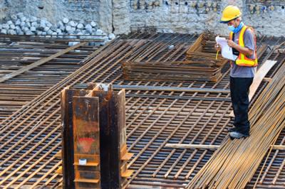 Pekerja menyelesaikan proyek pembangunan MRT Jakarta Fase II di kawasan Monas, Jakarta Pusat, Senin (31/5/2021).