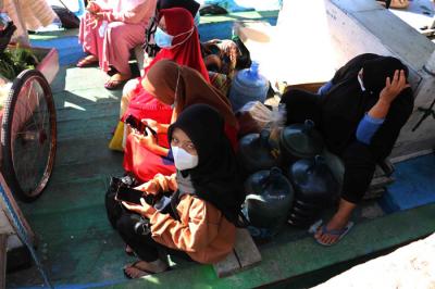 Suasana aktivitas ojek perahu antar pulau di Dermaga Pelabuhan Pulau Panggang, Kepulauan Seribu Utara, Provinsi DKI Jakarta, Selasa (1/6/2021).