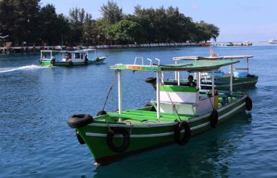 Suasana aktivitas ojek perahu antar pulau di Dermaga Pelabuhan Pulau Panggang, Kepulauan Seribu Utara, Provinsi DKI Jakarta, Selasa (1/6/2021).