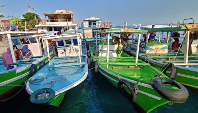 Suasana aktivitas ojek perahu antar pulau di Dermaga Pelabuhan Pulau Panggang, Kepulauan Seribu Utara, Provinsi DKI Jakarta, Selasa (1/6/2021).