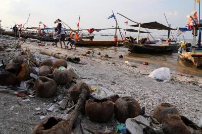 Pengunjung bermain di Pantai Kenjeran Surabaya, Jawa Timur, Selasa (1/6/2021).