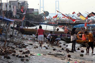Pengunjung bermain di Pantai Kenjeran Surabaya, Jawa Timur, Selasa (1/6/2021).