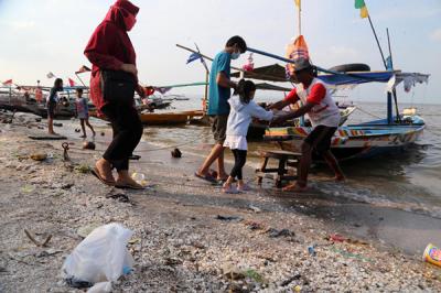 Pengunjung bermain di Pantai Kenjeran Surabaya, Jawa Timur, Selasa (1/6/2021).