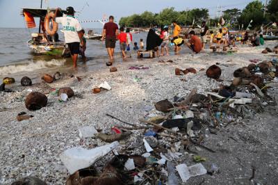 Pengunjung bermain di Pantai Kenjeran Surabaya, Jawa Timur, Selasa (1/6/2021).