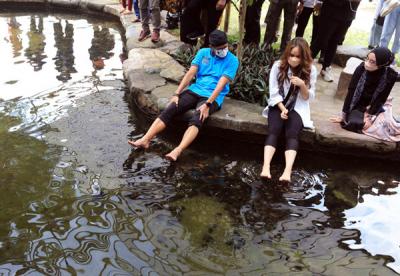 Menparekraf Sandiaga Salahuddin Uno bersama Publik Figur Cinta Laura mengunjungi Desa Wisata Cibuntu di Desa Cibuntu, Kabupaten Kuningan, Senin (31/5/2021).