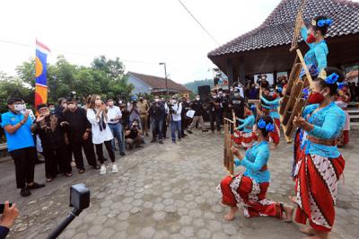 Menparekraf Sandiaga Salahuddin Uno bersama Publik Figur Cinta Laura mengunjungi Desa Wisata Cibuntu di Desa Cibuntu, Kabupaten Kuningan, Senin (31/5/2021).