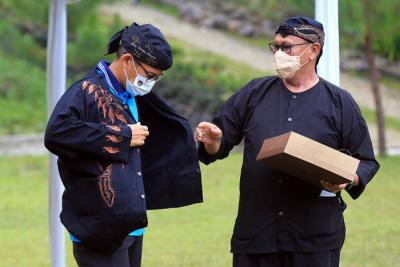 Menparekraf Sandiaga Salahuddin Uno bersama Publik Figur Cinta Laura mengunjungi Desa Wisata Cibuntu di Desa Cibuntu, Kabupaten Kuningan, Senin (31/5/2021).