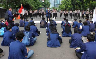 Massa dari Badan Eksekutif Mahasiswa, Keluarga Mahasiswa (KM) IPB University melakukan aksi unjuk rasa di kawasan Gedung KPK, Jakarta, Rabu (2/6/2021).