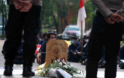 Massa dari Badan Eksekutif Mahasiswa, Keluarga Mahasiswa (KM) IPB University melakukan aksi unjuk rasa di kawasan Gedung KPK, Jakarta, Rabu (2/6/2021).
