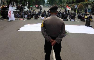 Massa dari Badan Eksekutif Mahasiswa, Keluarga Mahasiswa (KM) IPB University melakukan aksi unjuk rasa di kawasan Gedung KPK, Jakarta, Rabu (2/6/2021).