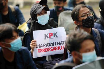 Massa dari Badan Eksekutif Mahasiswa, Keluarga Mahasiswa (KM) IPB University melakukan aksi unjuk rasa di kawasan Gedung KPK, Jakarta, Rabu (2/6/2021).