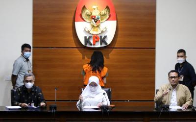 Tersangka Wakil Direktur PT Adonara Propertindo Anja Runtuwene menggunakan rompi tahanan saat berada di mobil tahanan KPK, Jakarta, Rabu (2/6/2021).