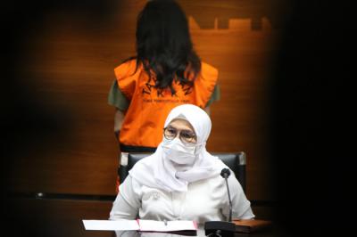 Tersangka Wakil Direktur PT Adonara Propertindo Anja Runtuwene menggunakan rompi tahanan saat berada di mobil tahanan KPK, Jakarta, Rabu (2/6/2021).