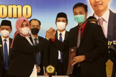 Menkopolhukam Mahfud MD, memberikan ucapan selamat pada Rektor Universitas Dr. Soetomo Surabaya di Unitomo Surabaya, Jawa Timur, Rabu (2/6/2021).
