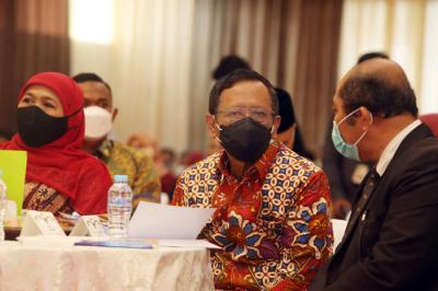 Menkopolhukam Mahfud MD, memberikan ucapan selamat pada Rektor Universitas Dr. Soetomo Surabaya di Unitomo Surabaya, Jawa Timur, Rabu (2/6/2021).