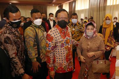 Menkopolhukam Mahfud MD, memberikan ucapan selamat pada Rektor Universitas Dr. Soetomo Surabaya di Unitomo Surabaya, Jawa Timur, Rabu (2/6/2021).