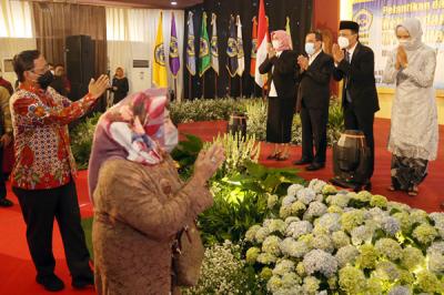 Menkopolhukam Mahfud MD, memberikan ucapan selamat pada Rektor Universitas Dr. Soetomo Surabaya di Unitomo Surabaya, Jawa Timur, Rabu (2/6/2021).