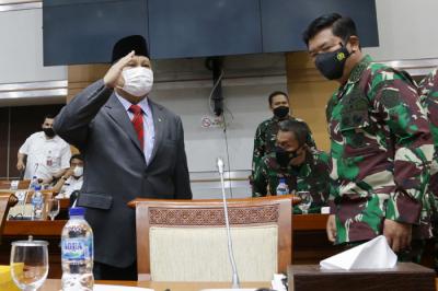 Menteri Pertahanan Prabowo Subianto menghadiri rapat kerja dengan Komisi I DPR di kompleks parlemen, Senayan, Jakarta, Rabu (2/6/2021).