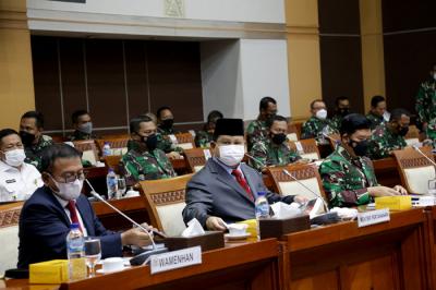 Menteri Pertahanan Prabowo Subianto menghadiri rapat kerja dengan Komisi I DPR di kompleks parlemen, Senayan, Jakarta, Rabu (2/6/2021).