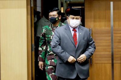 Menteri Pertahanan Prabowo Subianto menghadiri rapat kerja dengan Komisi I DPR di kompleks parlemen, Senayan, Jakarta, Rabu (2/6/2021).