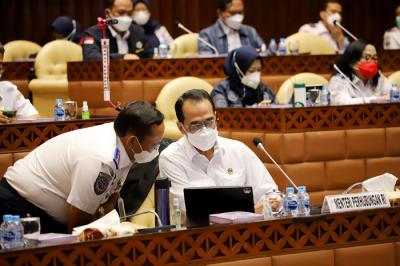 Menteri Perhubungan Budi Karya Sumadi mengikuti Rapat Kerja dengan Komisi V DPR di Kompleks Parlemen Senayan, Jakarta, Rabu (2/6/2021).
