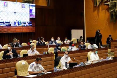 Menteri Perhubungan Budi Karya Sumadi mengikuti Rapat Kerja dengan Komisi V DPR di Kompleks Parlemen Senayan, Jakarta, Rabu (2/6/2021).