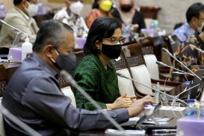 Menkeu Sri Mulyani Indrawati bersama Gubernur BI Perry Warjiyo mengikuti Rapat Kerja dengan Komisi XI DPR di Kompleks Parlemen, Jakarta, Rabu (2/6/2021).