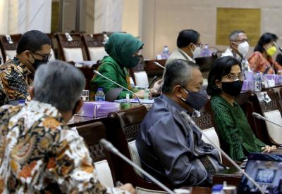 Menkeu Sri Mulyani Indrawati bersama Gubernur BI Perry Warjiyo mengikuti Rapat Kerja dengan Komisi XI DPR di Kompleks Parlemen, Jakarta, Rabu (2/6/2021).