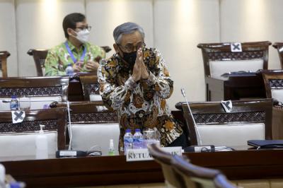 Menkeu Sri Mulyani Indrawati bersama Gubernur BI Perry Warjiyo mengikuti Rapat Kerja dengan Komisi XI DPR di Kompleks Parlemen, Jakarta, Rabu (2/6/2021).