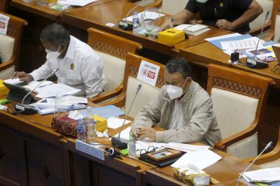 Menteri ESDM Arifin Tasrif mengikuti rapat kerja dengan Komisi VII DPR di Kompleks Parlemen, Jakarta, Rabu (2/6/2021).
