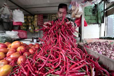 Pedagang melayani pembeli di Pasar Kecapi, Kota Bekasi, Jawa Barat, Rabu (2/6/2021).