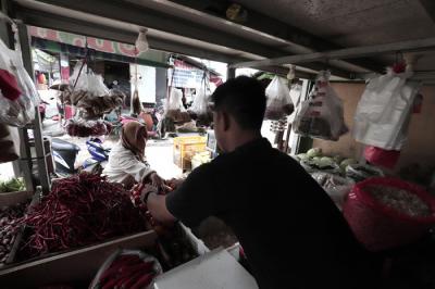 Pedagang melayani pembeli di Pasar Kecapi, Kota Bekasi, Jawa Barat, Rabu (2/6/2021).