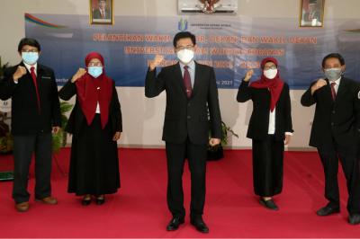Rektor Universitas Hayam Wuruk Perbanas Surabaya Yudi Sutarso melihat salah satu fasilitas perkuliahan di UHW Perbanas, Surabaya, Rabu (2/6/2021).