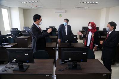 Rektor Universitas Hayam Wuruk Perbanas Surabaya Yudi Sutarso melihat salah satu fasilitas perkuliahan di UHW Perbanas, Surabaya, Rabu (2/6/2021).