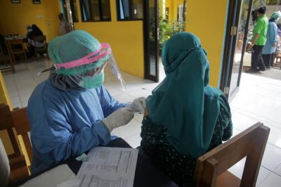 Warga menjalani vaksinasi massal di Kawasan Cilangkap, Jakarta Timur, Rabu (2/6/2021).