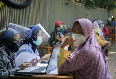 Warga menjalani vaksinasi massal di Kawasan Cilangkap, Jakarta Timur, Rabu (2/6/2021).